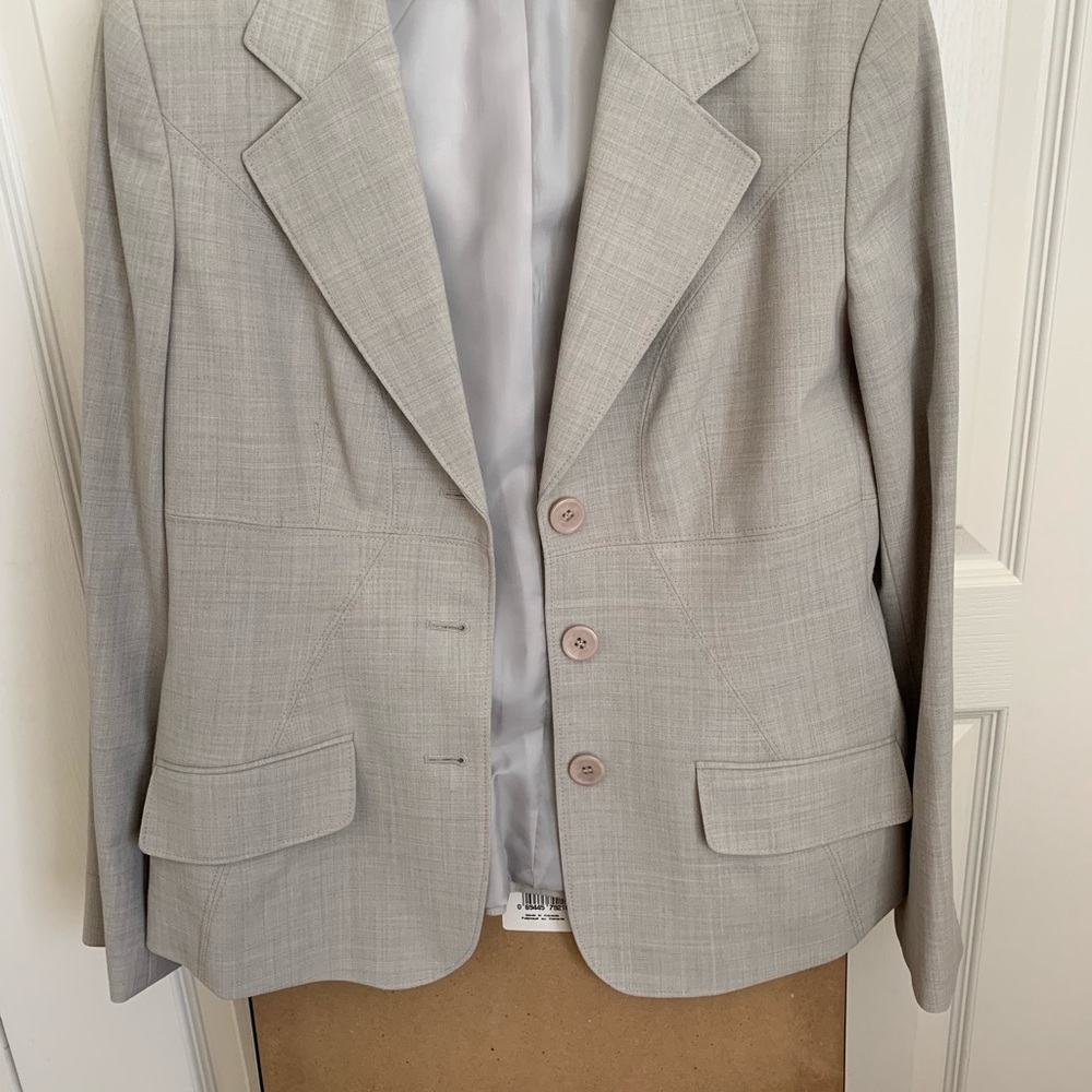 Suits - Picture 3 of 7